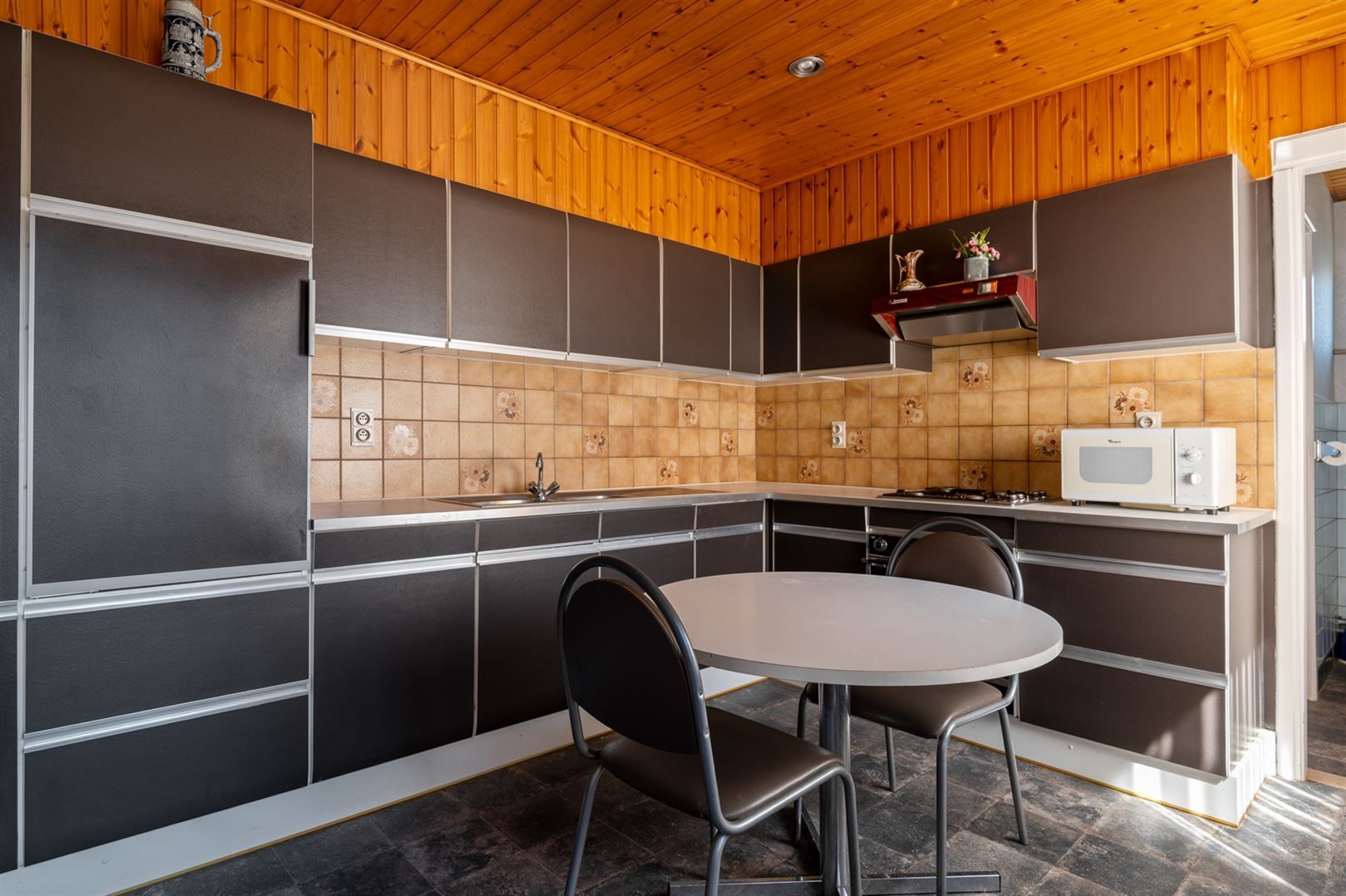 Te renoveren halfopen woning met 3 slaapkamers en garage. foto 6