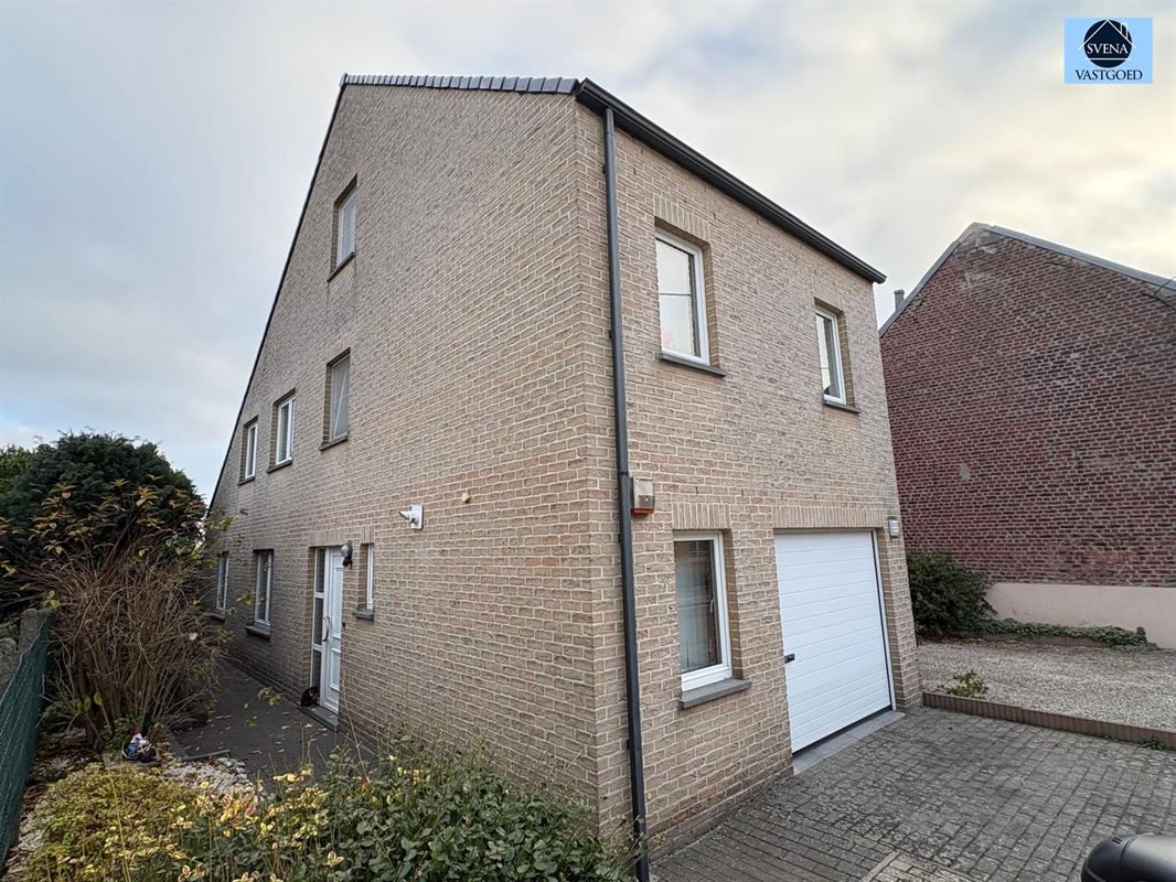 DRIEGEVEL WONING MET 5 KAMERS EN TUINTJE foto {{pictureIndex}}