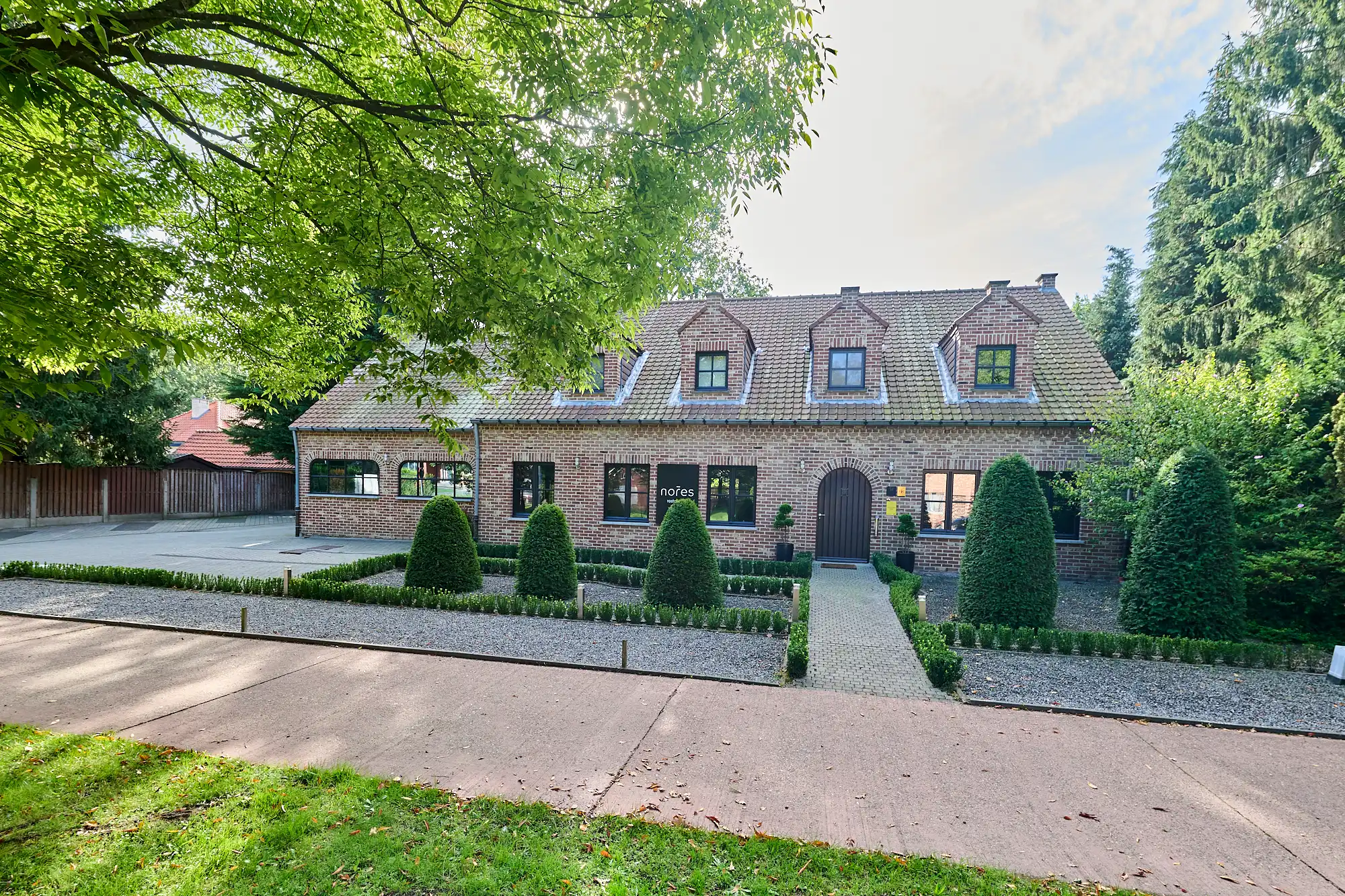 Veelzijdig pand te koop in Genk met parkeergelegenheid foto 3