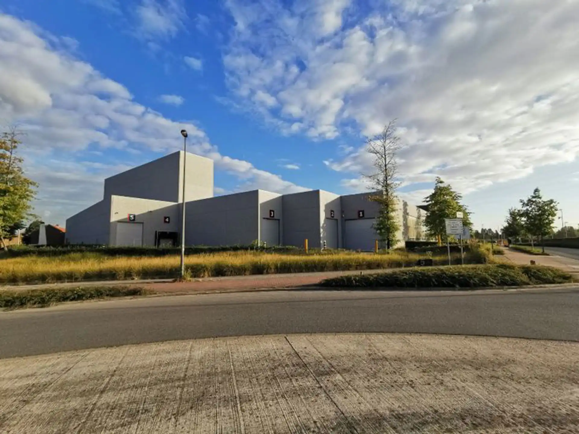 Modern bedrijfsgebouw langs E17 in Zwijndrecht foto 3
