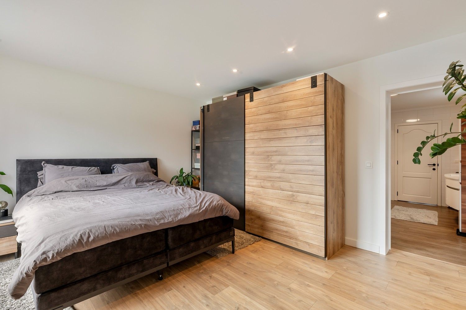 Uitzonderlijk gelijkvloers appartement met royale kelder en twee carports. foto 17