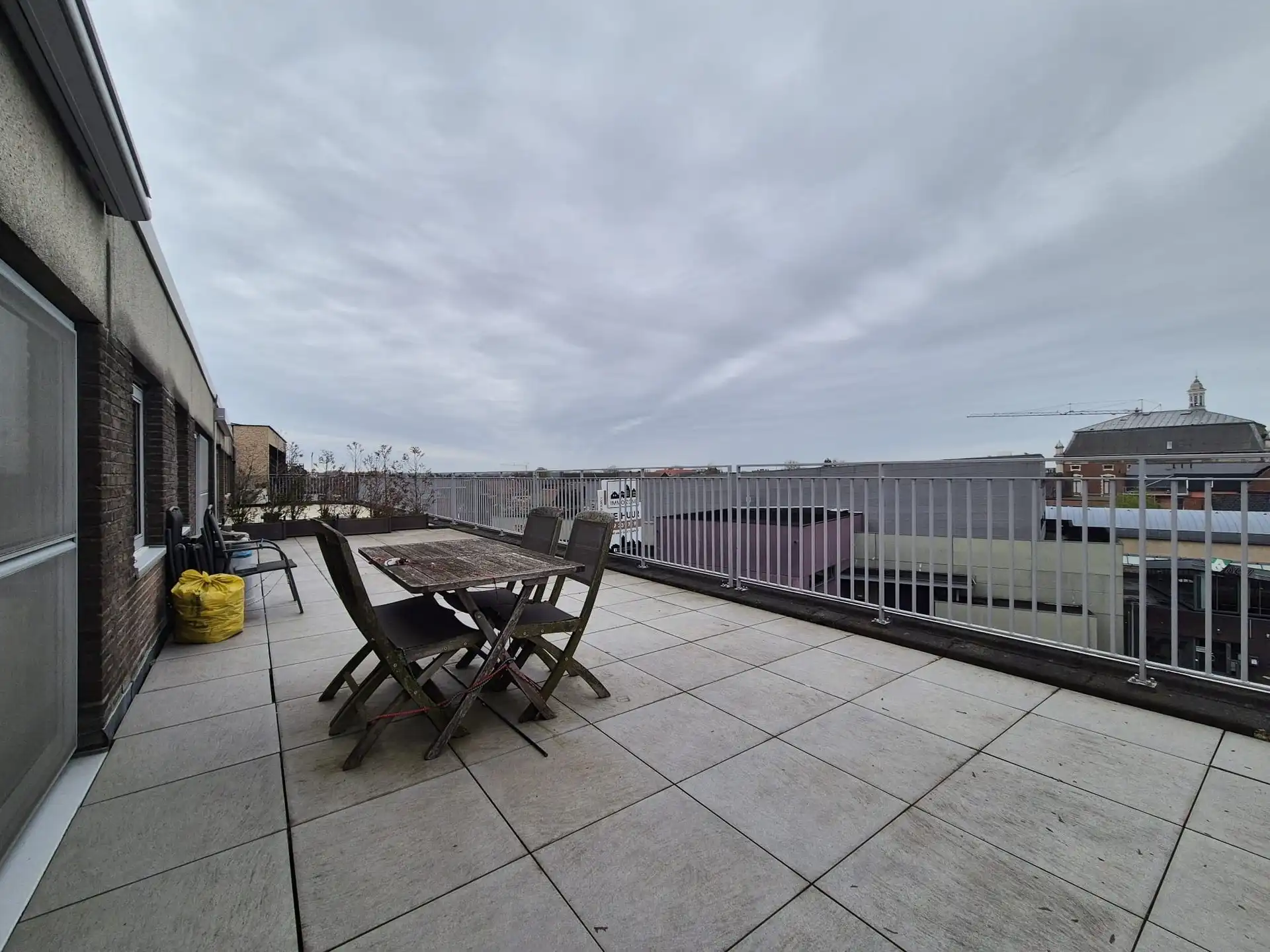 3-slaapkamer appartement met zeer grote terras huur in het centrum van Wetteren. foto 13