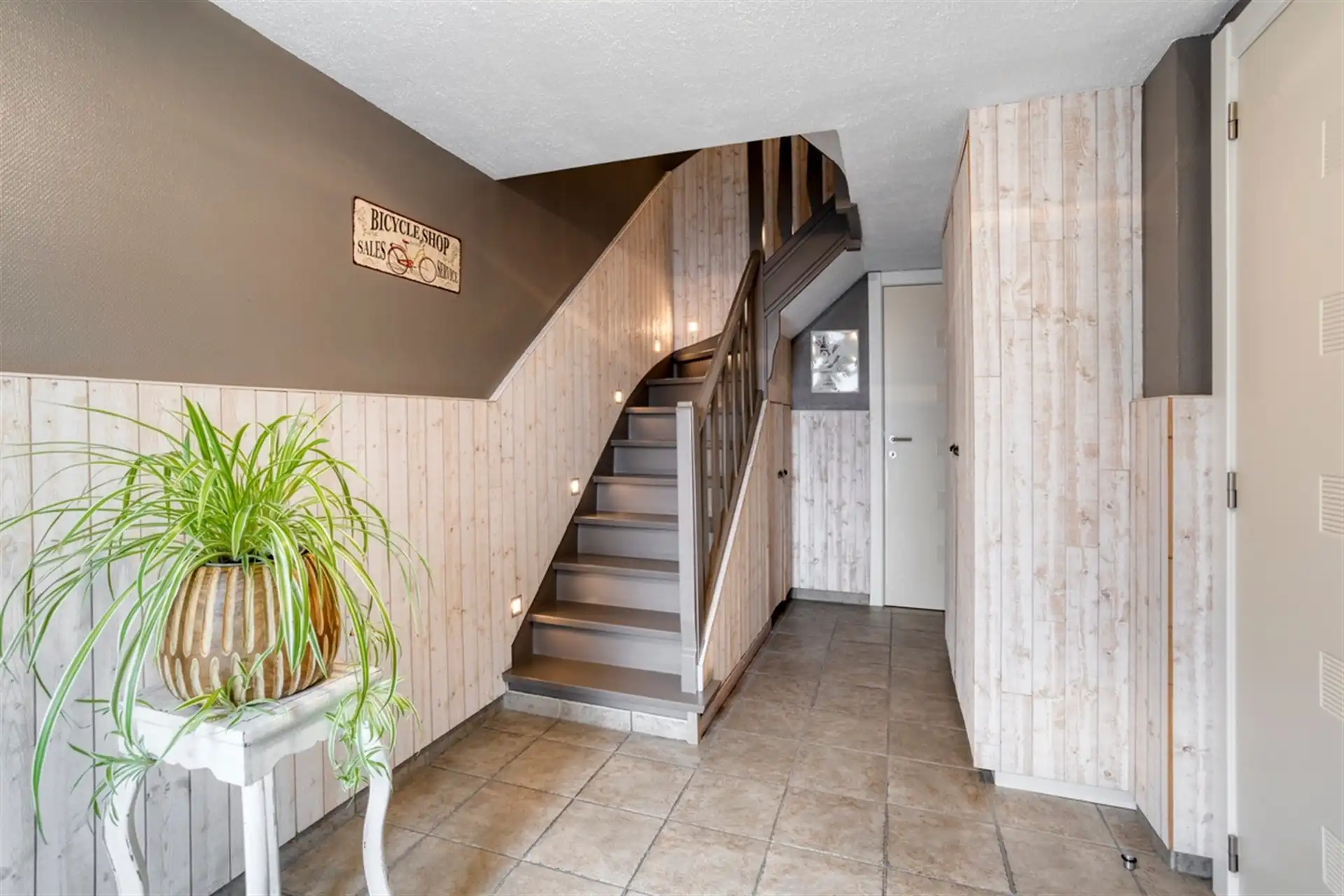 Gezinswoning met 3 slaapkamers, tuin en garage in rustige straat foto 2