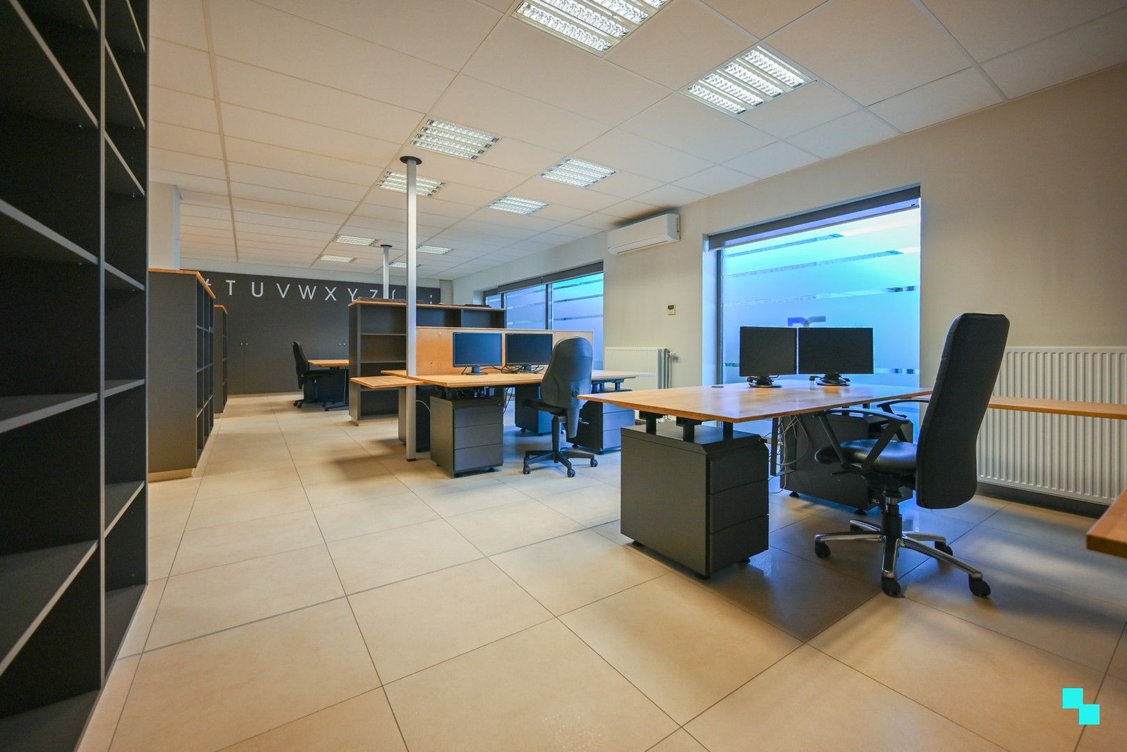 Uiterst commercieel en vlot bereikbaar handelspand (340 m²) te Izegem foto 11