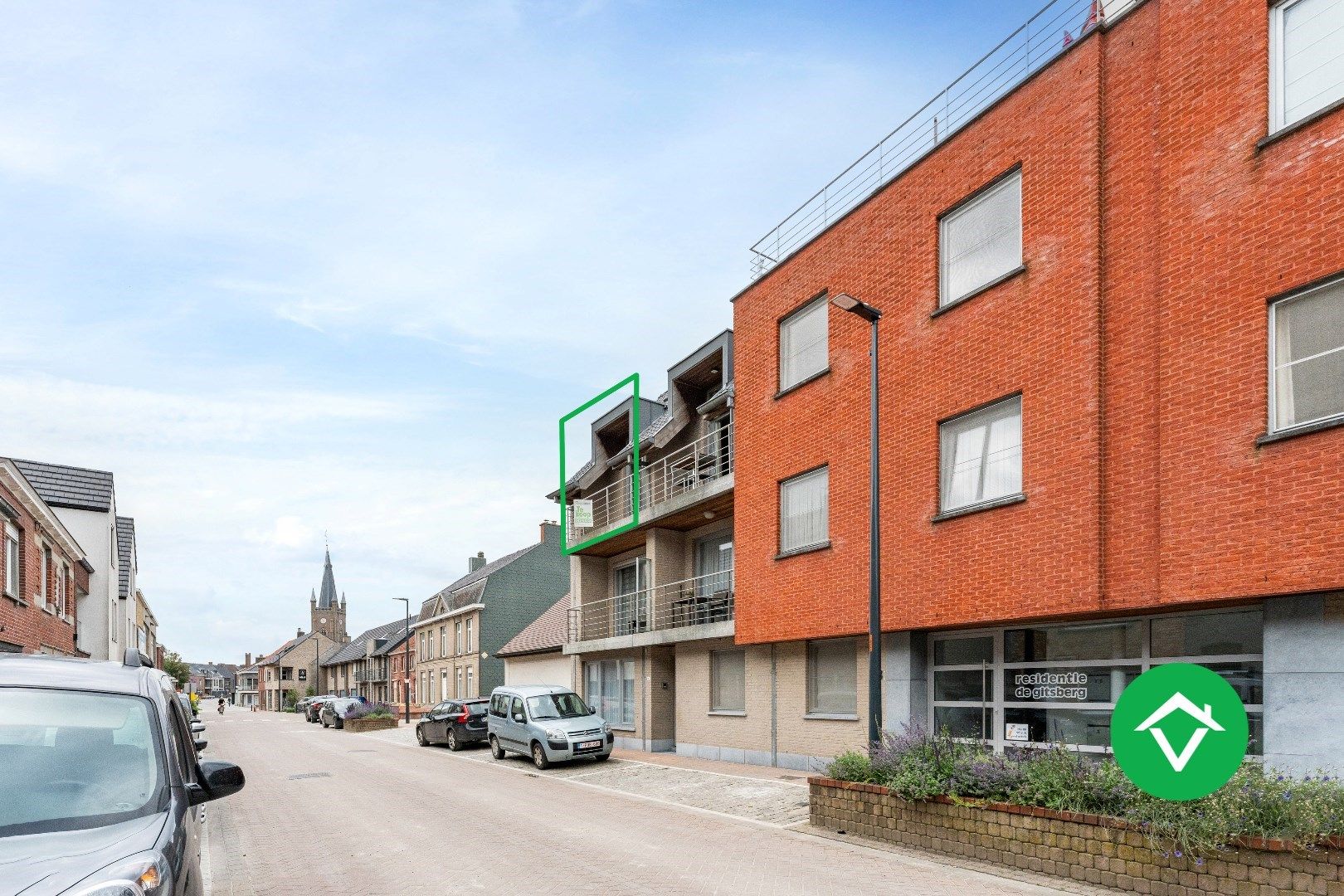 Appartement met twee slaapkamers, terras en garage te Gits foto 1