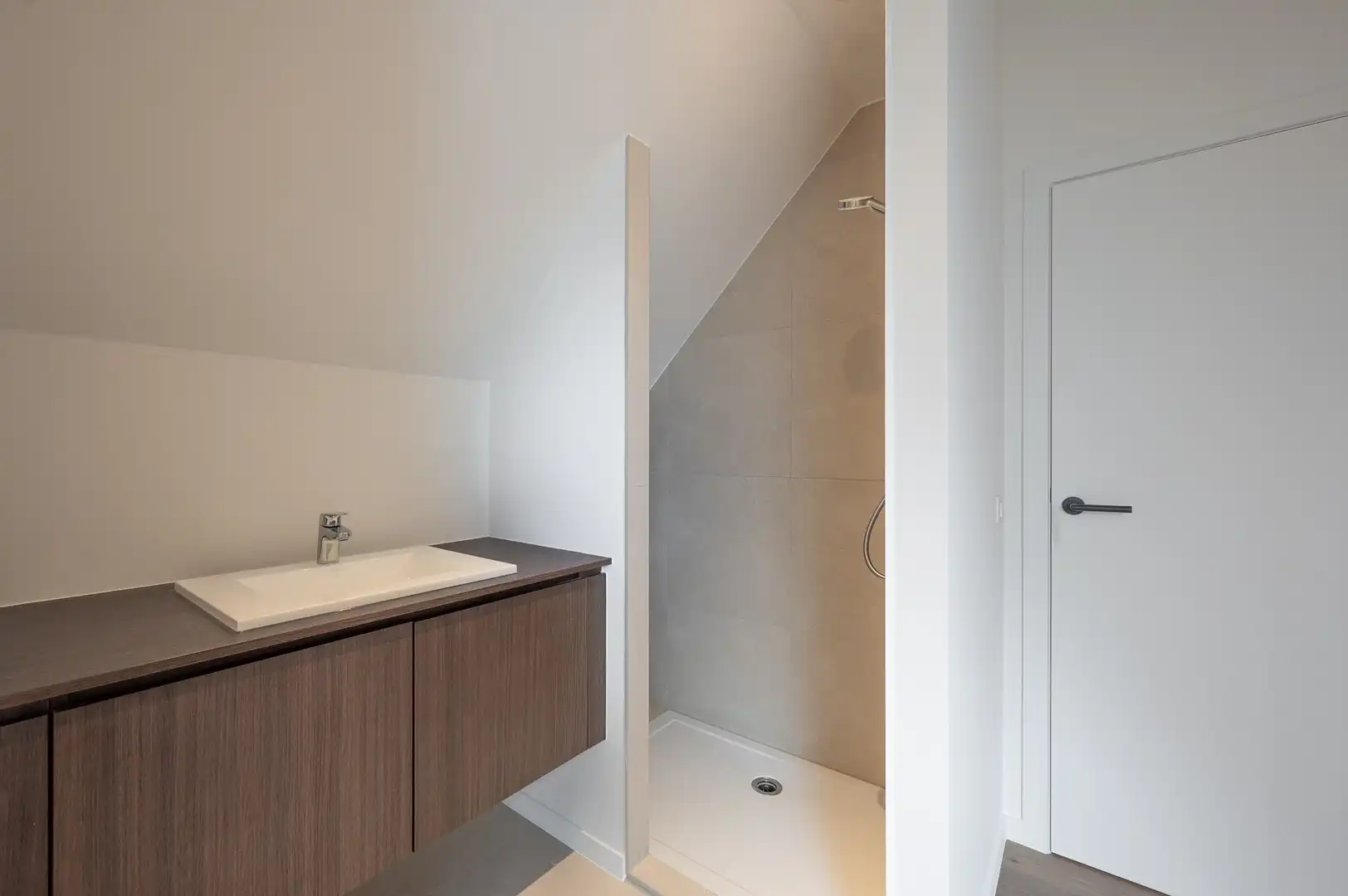 Prachtige nieuwbouw villa met 5 slaapkamers gelegen in een rustige residentiële omgeving vlakbij het centrum. foto 20