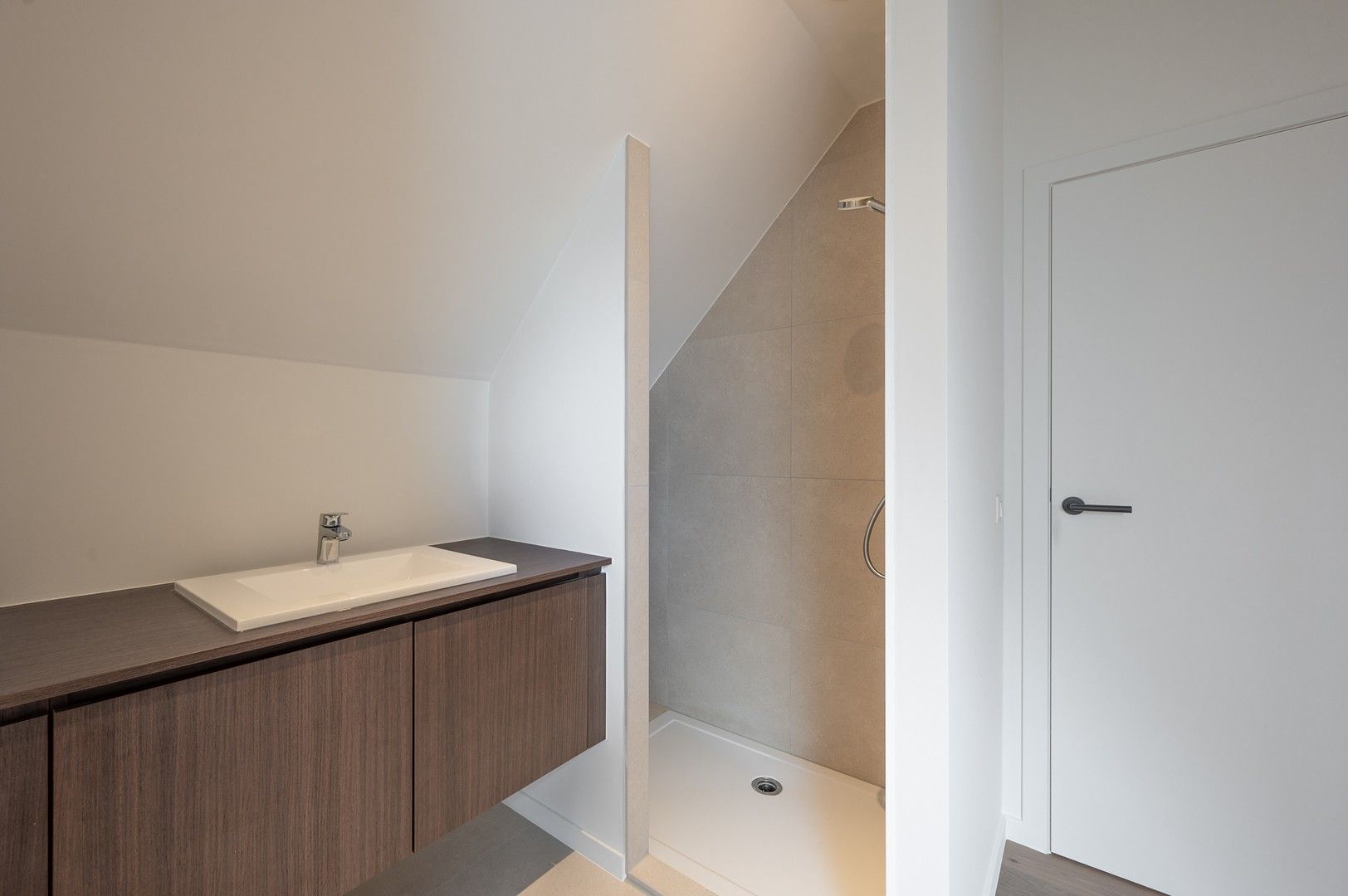 Prachtige nieuwbouw villa met 5 slaapkamers gelegen in een rustige residentiële omgeving vlakbij het centrum. foto 20