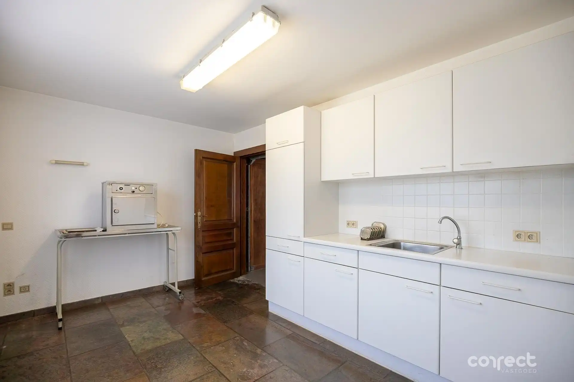 Alleenstaande landelijke woning op een ruim hoekperceel en aanpalend een stuk bouwgrond. foto 7