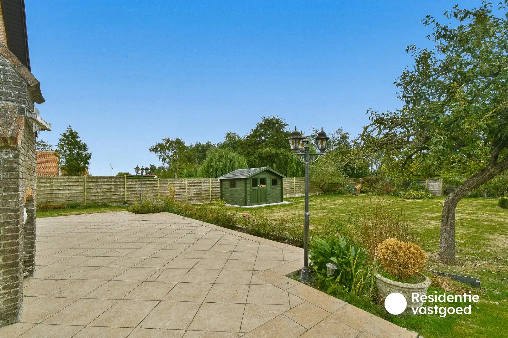 Alleenstaande bungalow met 4 slaapkamers en ruime tuin foto 4
