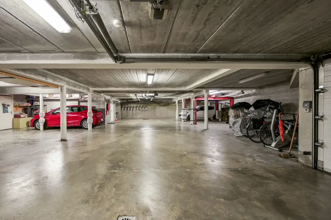 Recent app. met 2 slpks, terras en autostaanplaats foto 18