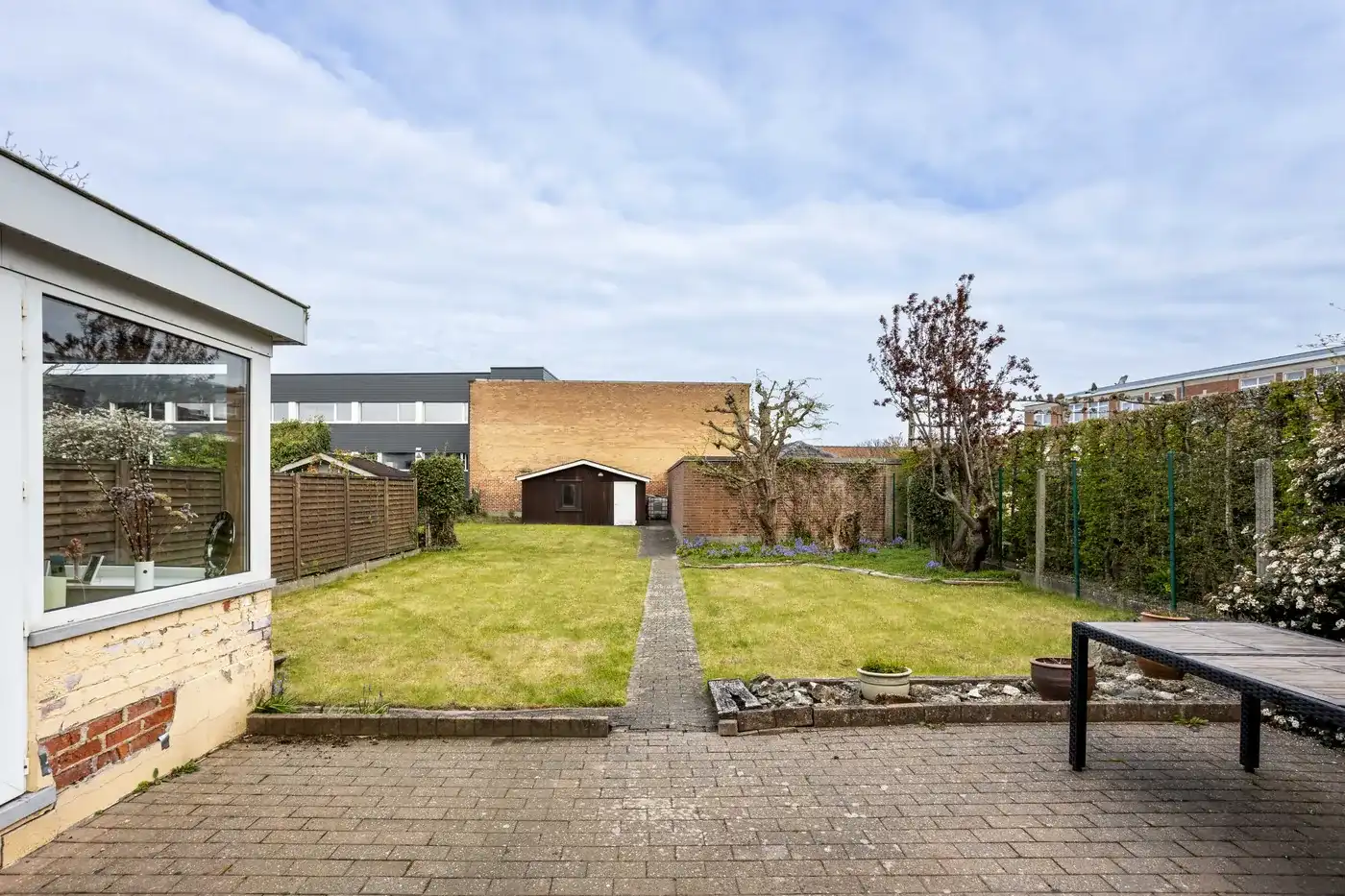 Ruime halfopen bebouwing met carport en grote tuin foto 20