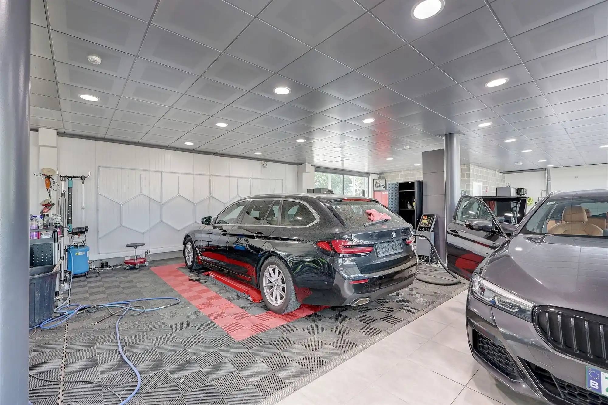 Zeer ruime showroom op een mooie zichtlocatie foto 8