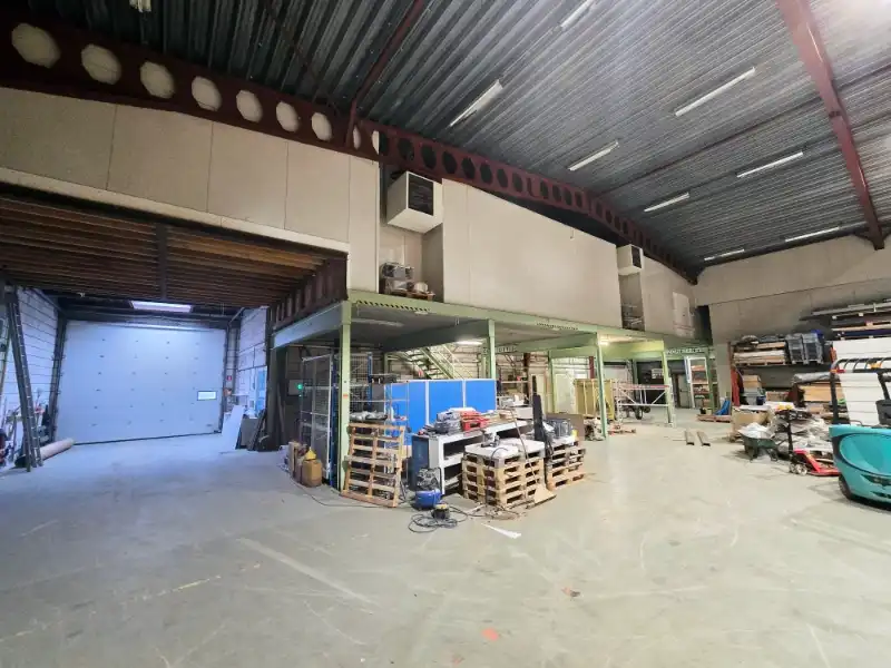 Magazijn met kantoren te huur foto 9