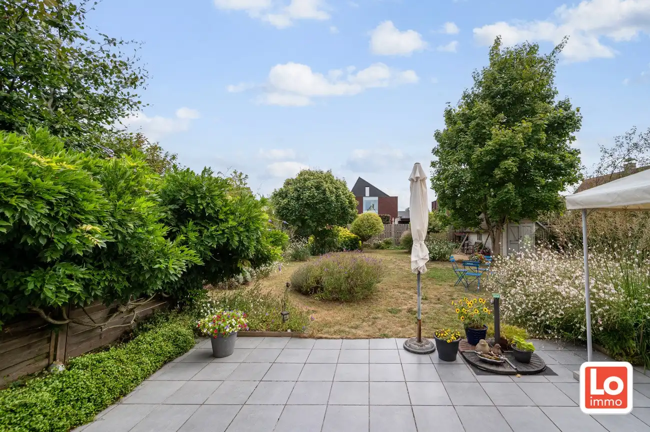 Degelijke, ruime en lichtrijke open woning met inpandige garage op een rustige locatie en toch vlakbij&nbsp; het centrum van het bruisende Lochristi! foto 24