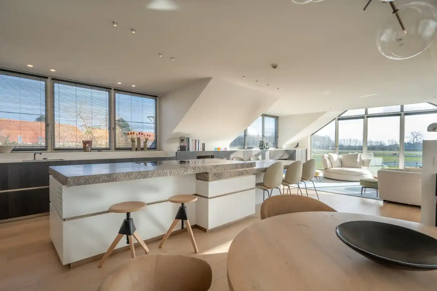 Lichtrijke bel-etage woning nabij van het Oosthoekplein in Het Zoute foto 8