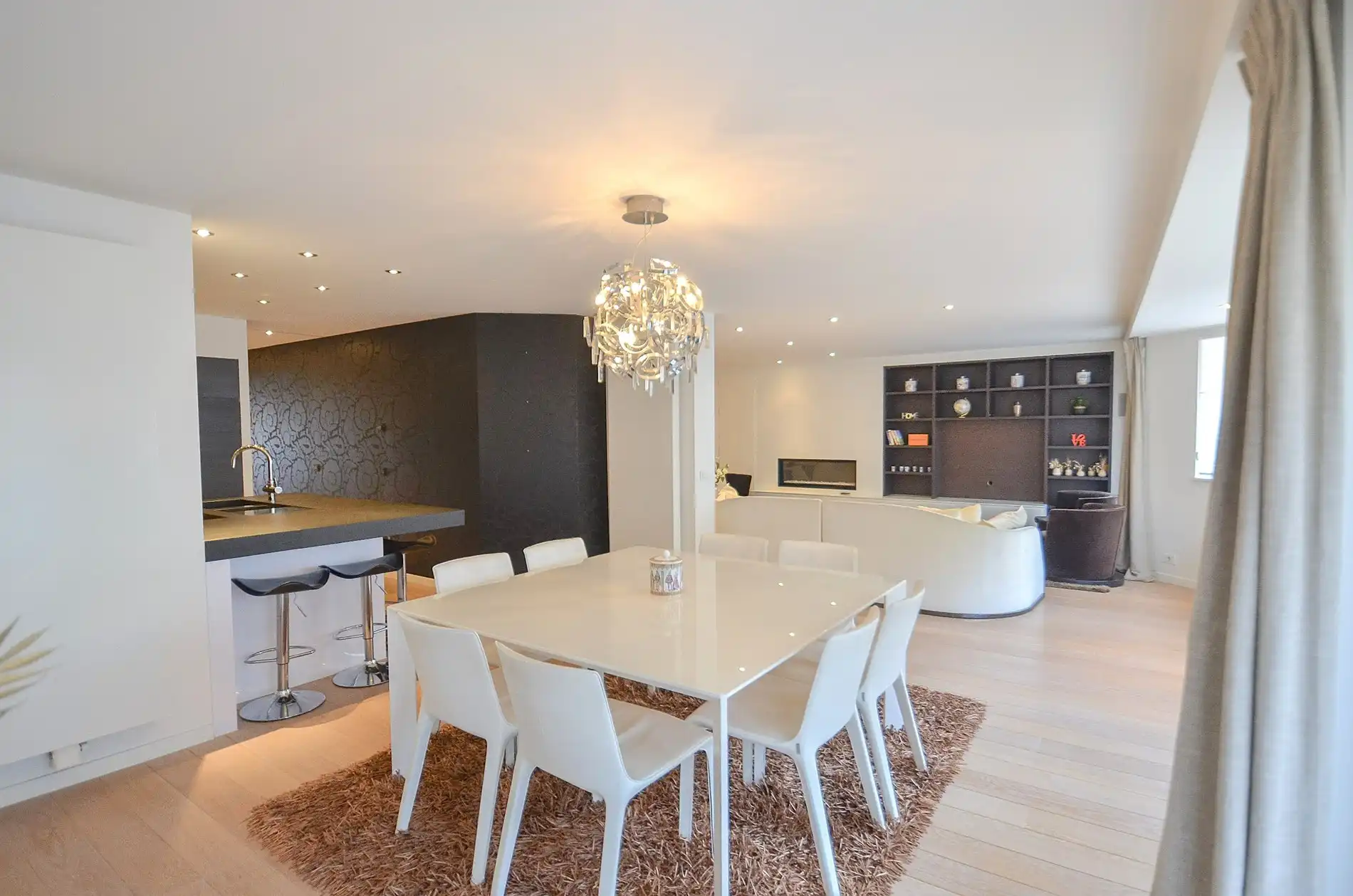 Topaanbieding – Uitzonderlijk ruim appartement gelegen in een stijlvolle residentie. foto 3