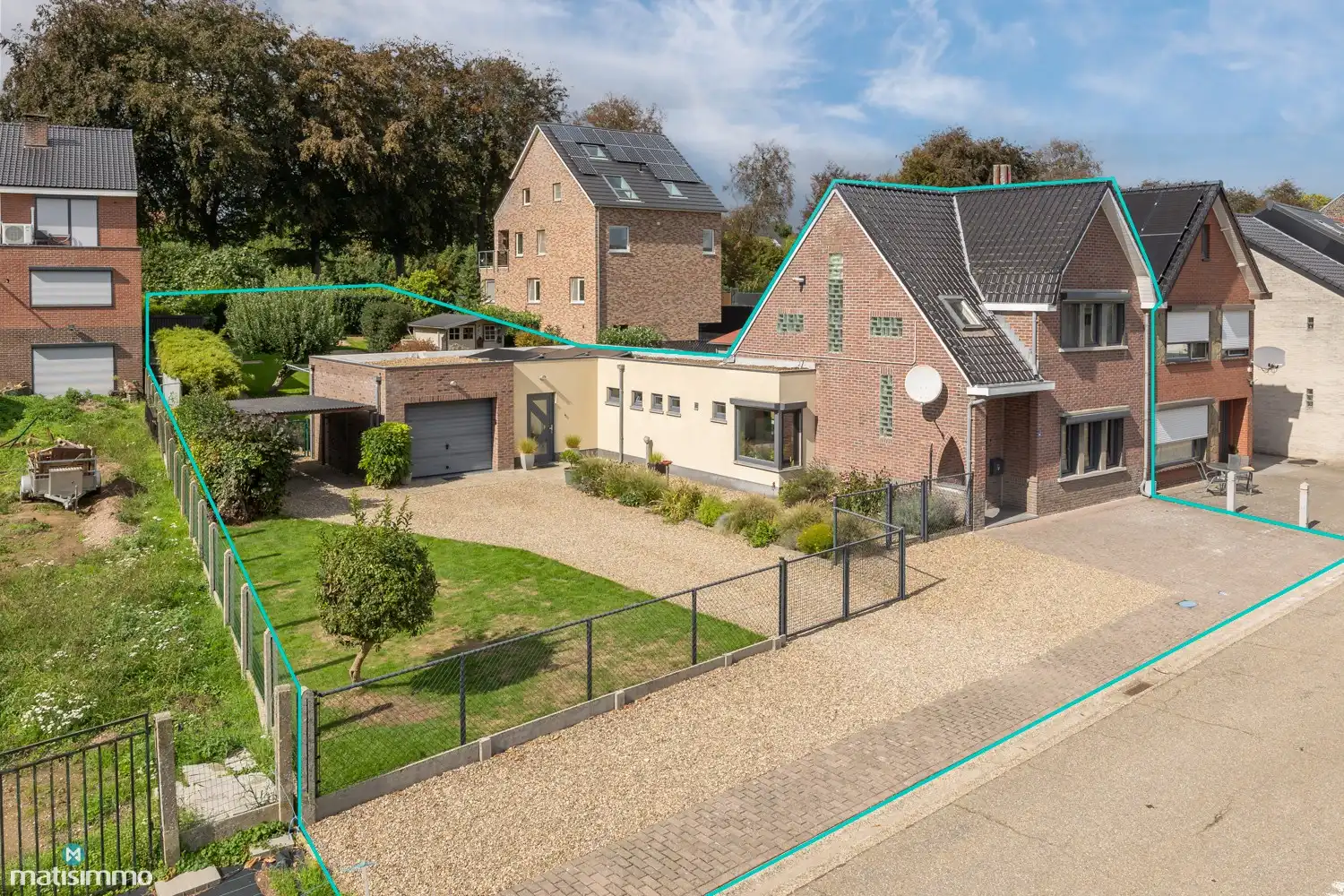 INSTAPKLAAR GERENOVEERDE WONING MET 3 SLAAPKAMERS, GARAGE, CARPORT EN PRACHTIGE TUIN NABIJ HET KANAAL EN DE MAAS IN LANAKEN foto {{pictureIndex}}