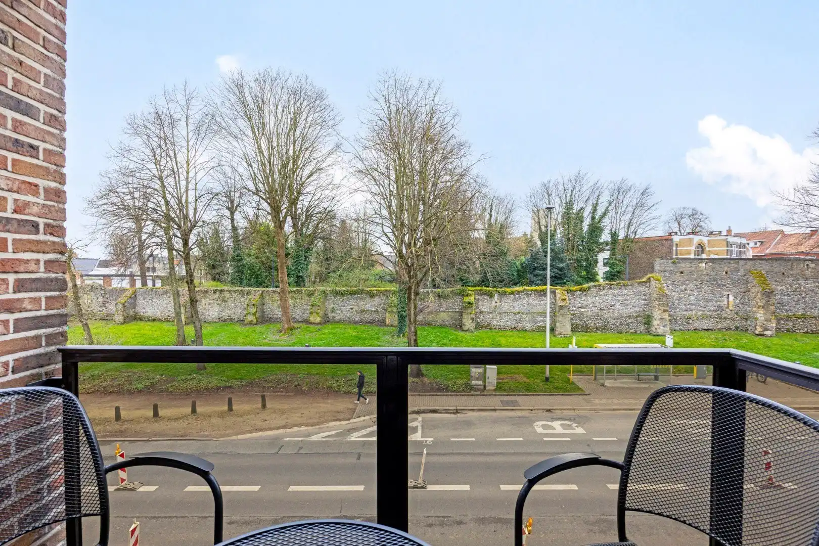 INVESTERINGSPAND: Ruim appartement met garage en zicht op de middeleeuwse Wallen te Tongeren foto 3