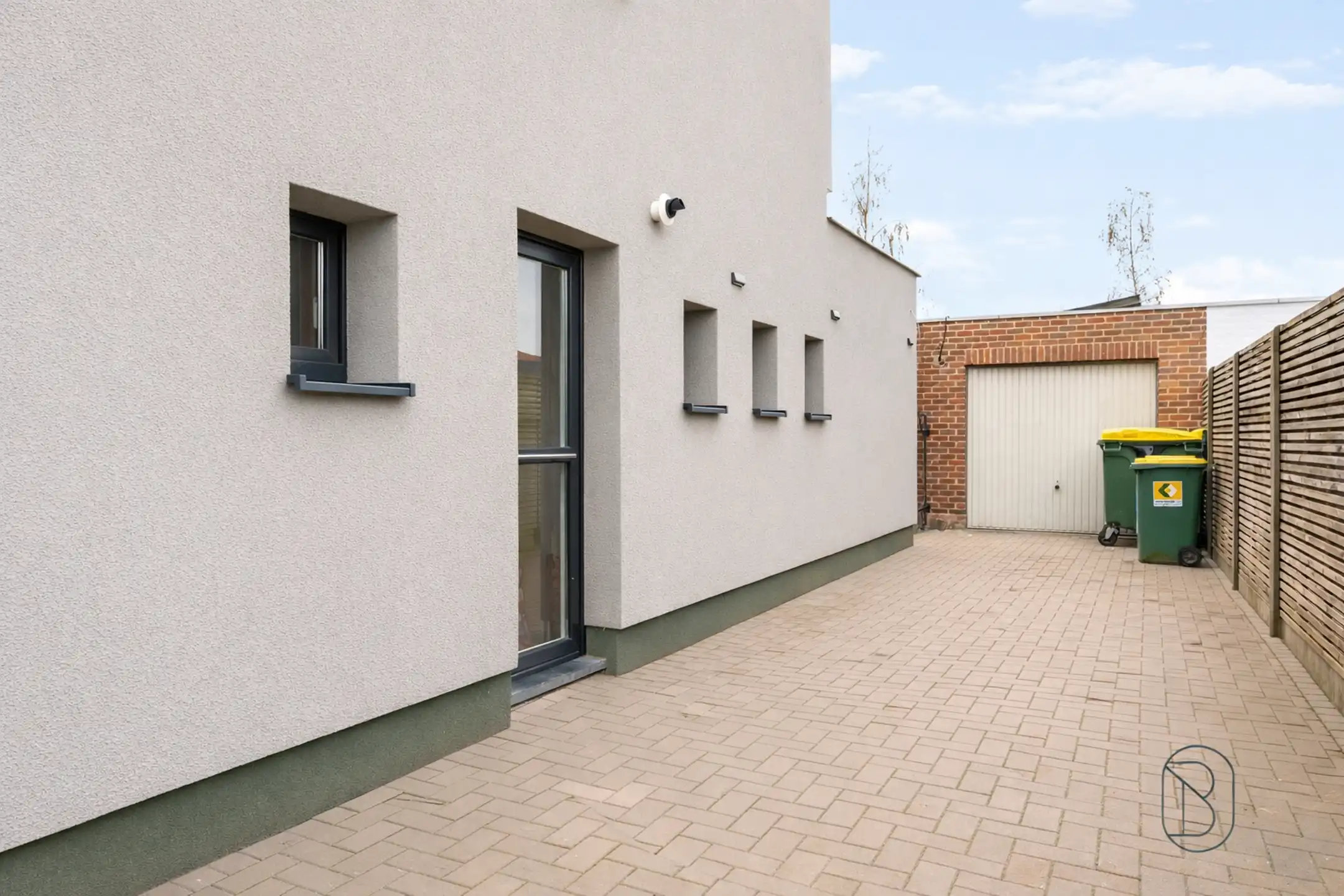 Halfopen woning met garage en tuin in Harelbeke foto 2