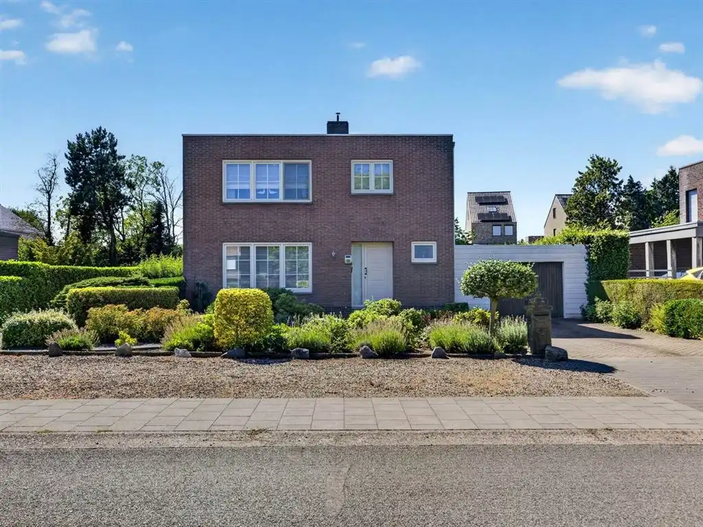 Goed onderhouden vrijstaande woning foto {{pictureIndex}}