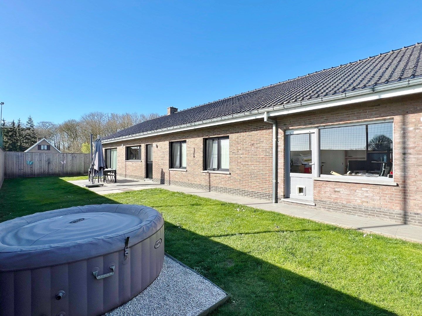 Gerenoveerde gelijkvloerse villa in rustige wijk met zonnige tuin en twee garages.  foto 22