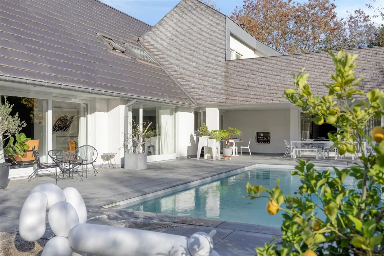 Rustig gelegen, luxueus afgewerkte villa met zwembad en 5 slaapkamers. foto 7