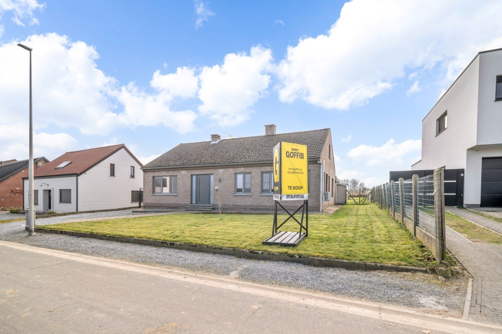 Gerenoveerde vrijstaande bungalow-woning met zuid-west gerichte tuin, op 9a 33ca met zicht op achterliggend groen.  foto 2
