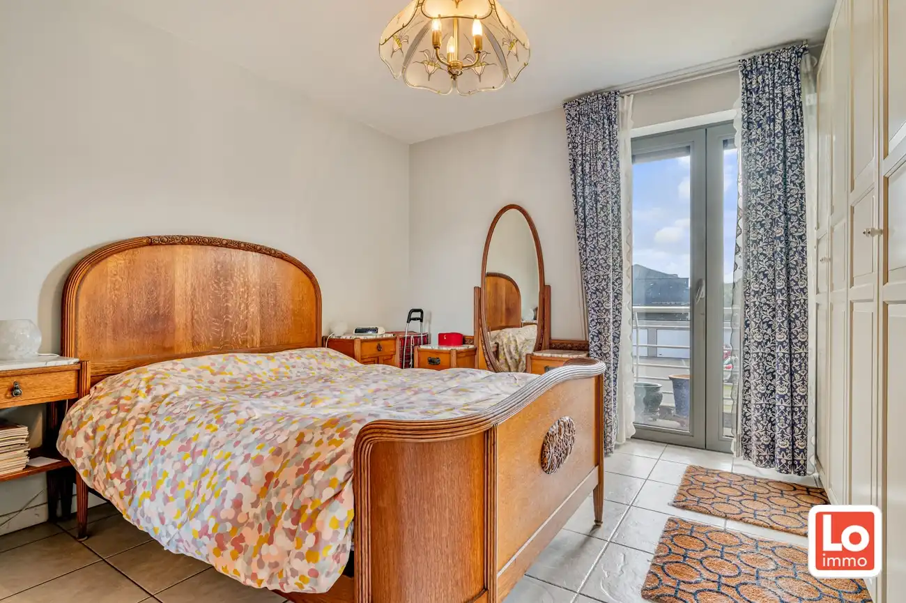 VERKOCHT! Ruim en gezellig appartement met garage in het centrum Lochristi! foto 9