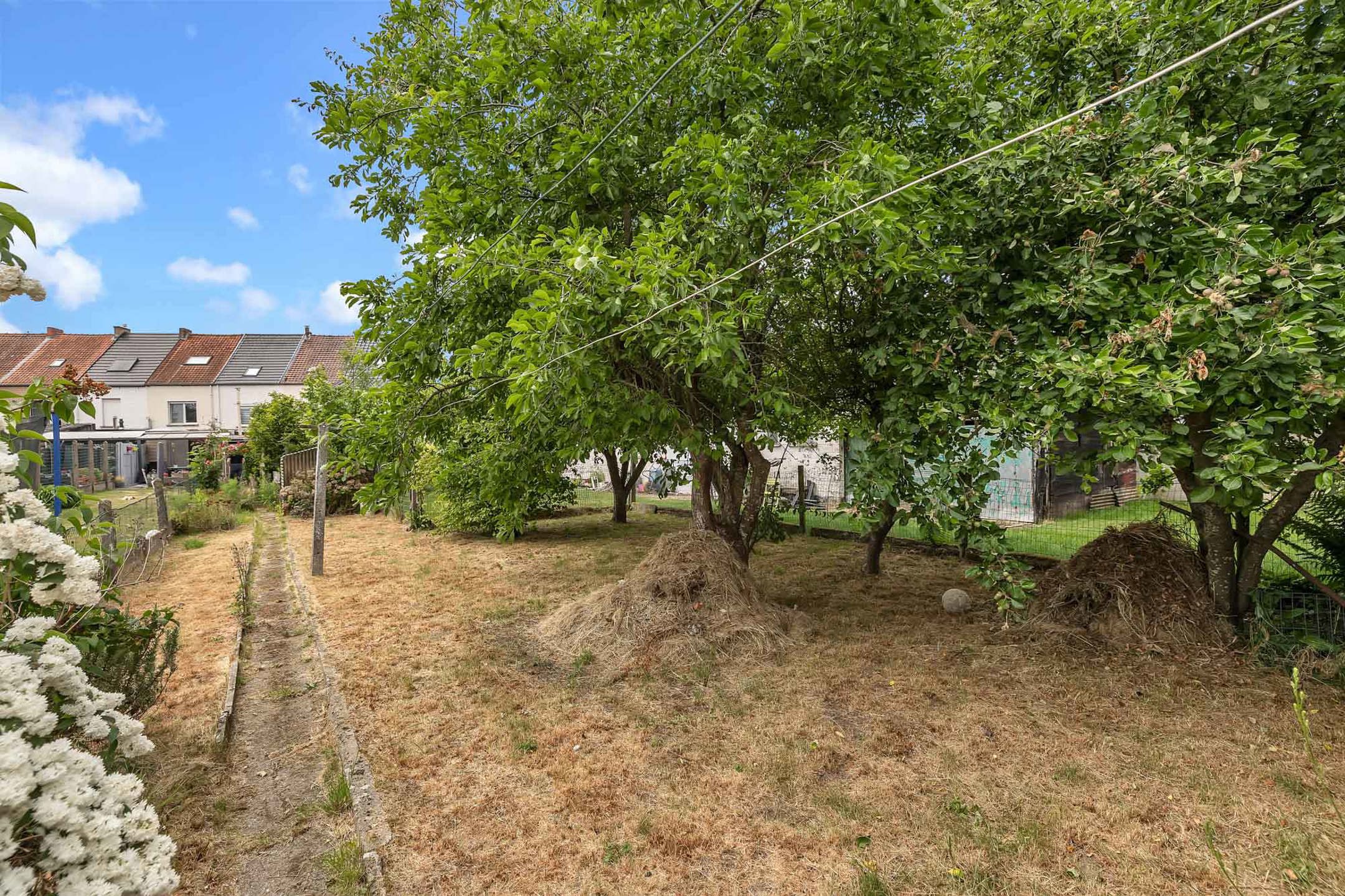 Te renoveren woning met tuin en perceel met garage foto 20