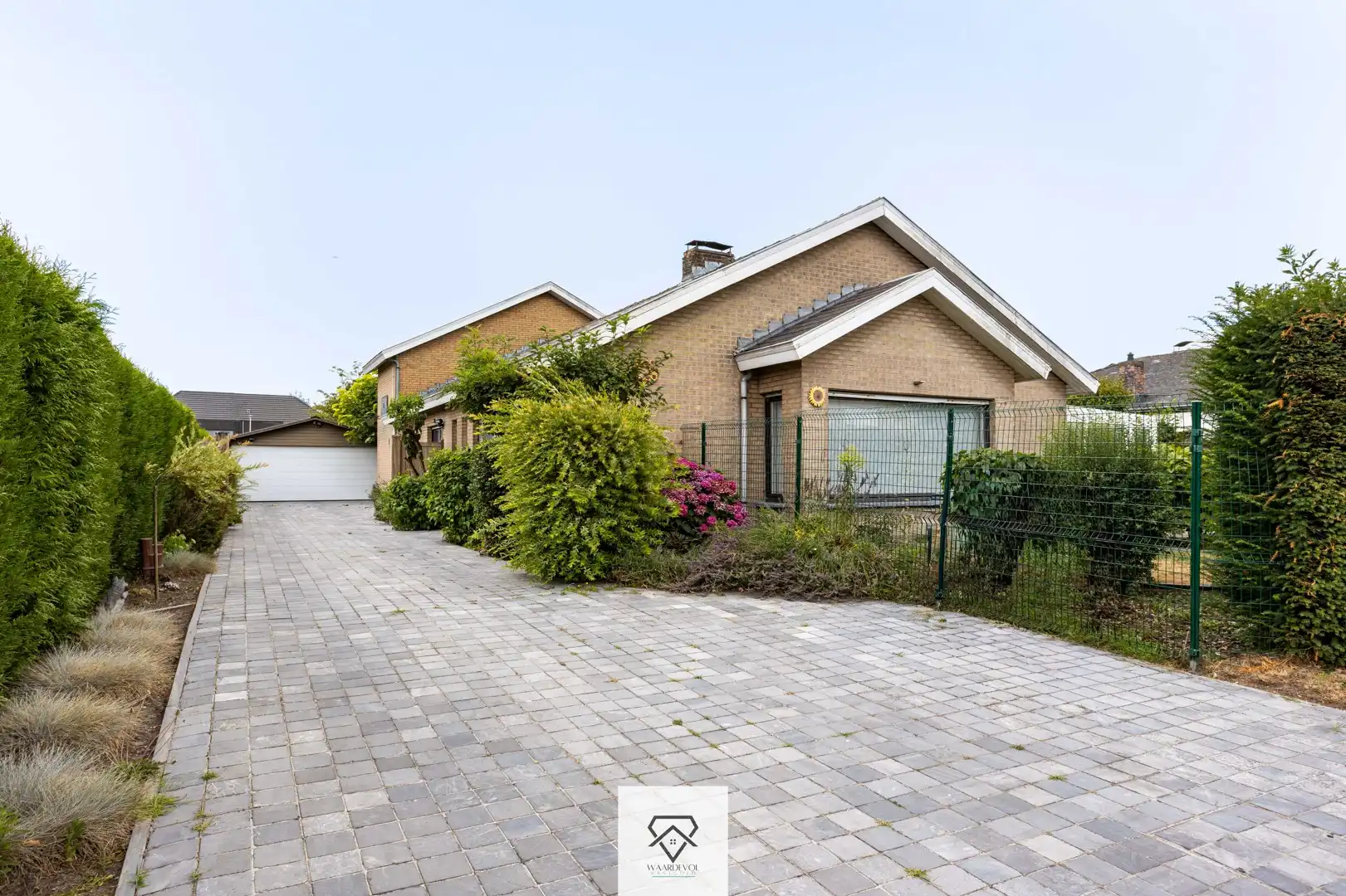 Ruime vrijstaande woning op toplocatie in het hart van Evergem foto 2