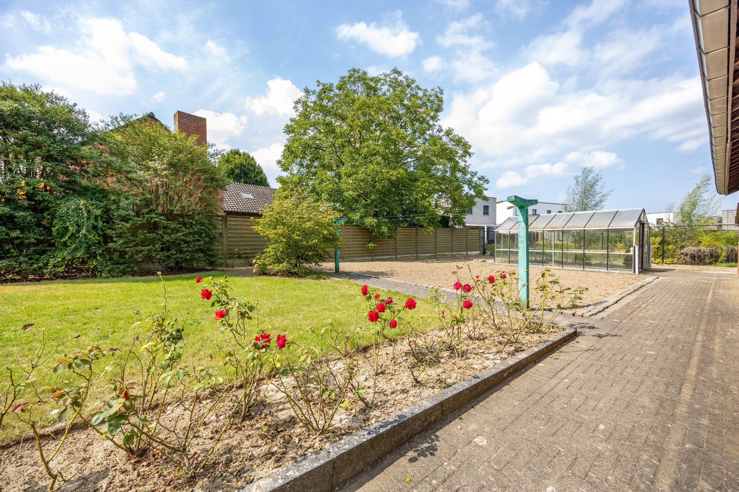 SCHITTERENDE VILLA IN GEGEERDE WOONWIJK foto 3