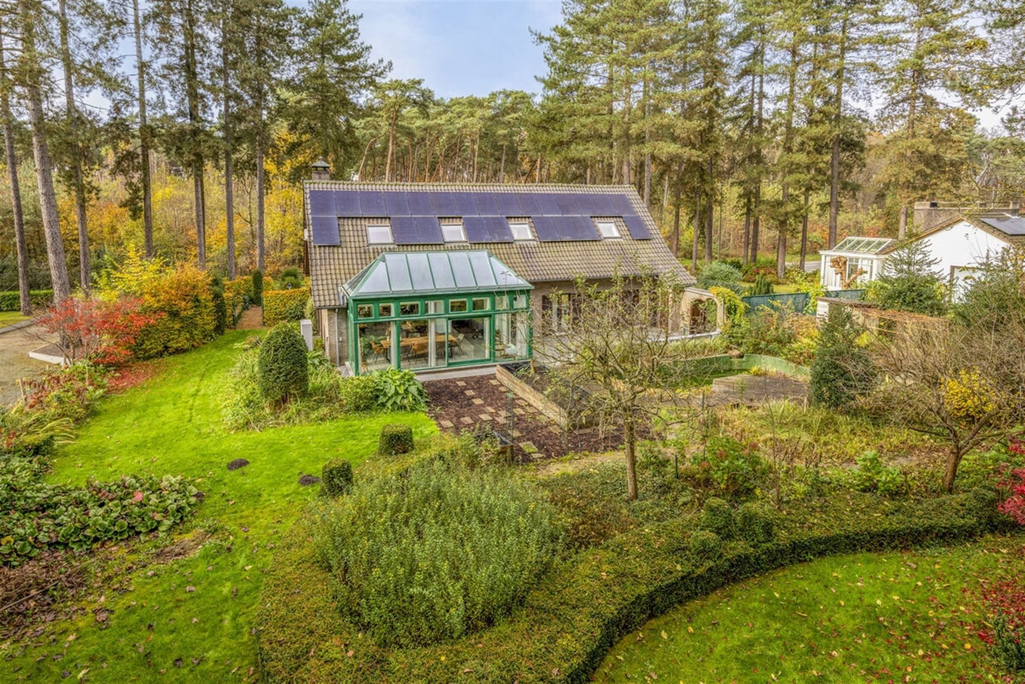 Gerenoveerde energiegunstige grootse villa in een groene residentiële villawijk  foto 36