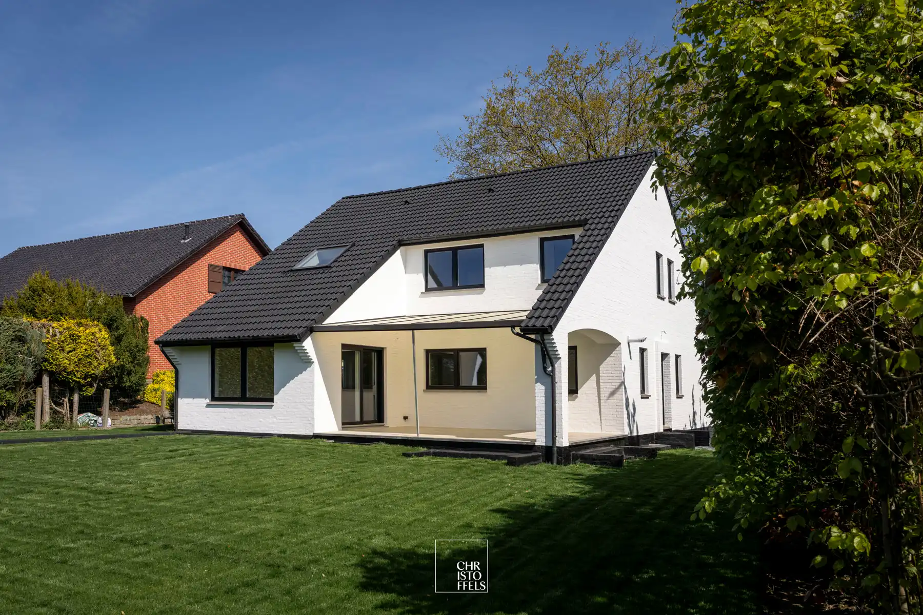 Ruime, volledig gerenoveerde gezinswoning met tuin op een ideale locatie! foto 2