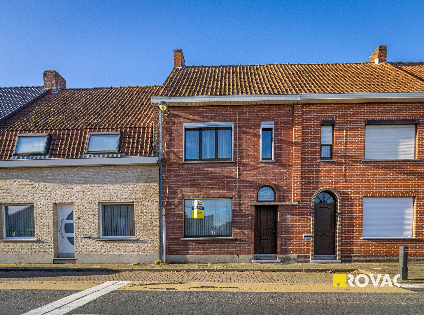 Te renoveren rijwoning met 3 slaapkamers, garage en uitweg foto 2