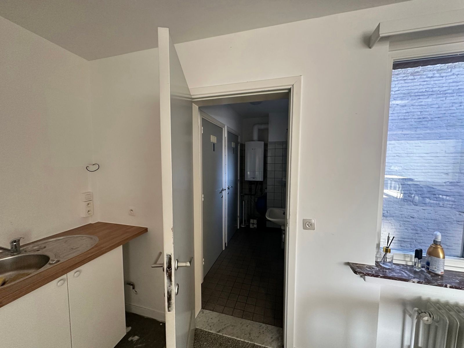 Lichtrijk kantoor van 100 m² te huur in Bredastraat foto 7