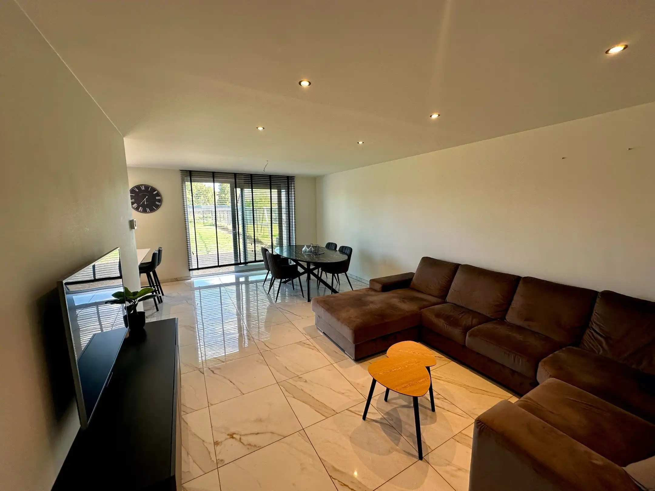 Nieuwbouwrijwoning met tuin, carport en drie slaapkamers in Maasmechelen foto 4