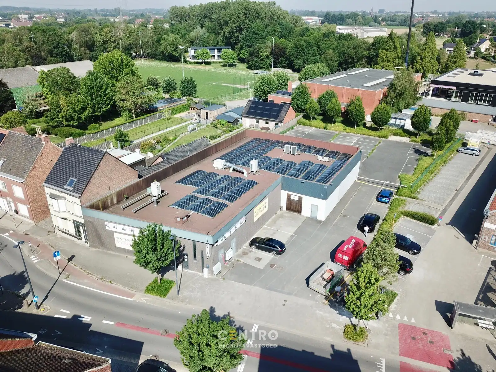 Multifunctioneel bedrijfspand (binnenrecreatie, toonzaal, winkel, opslag,...) van 782m² met 40 parkeerplaatsen op eigen terrein te Bavikhove (Harelbeke). foto 2