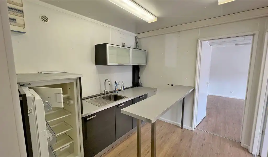 Magazijn met laadkade te huur vlakbij afrit E17 te Sint-Niklaas foto 19