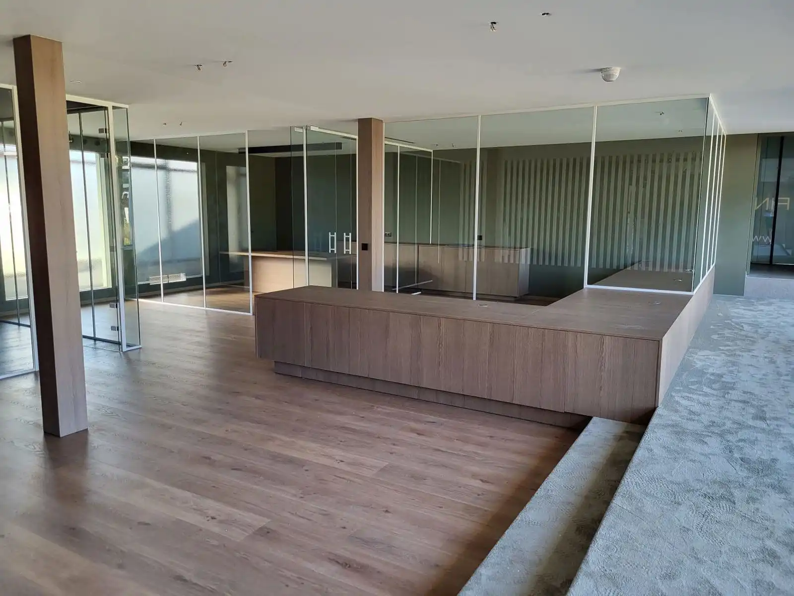 Klassevolle handelsruimtes, centraal gelegen te Loppem foto 4