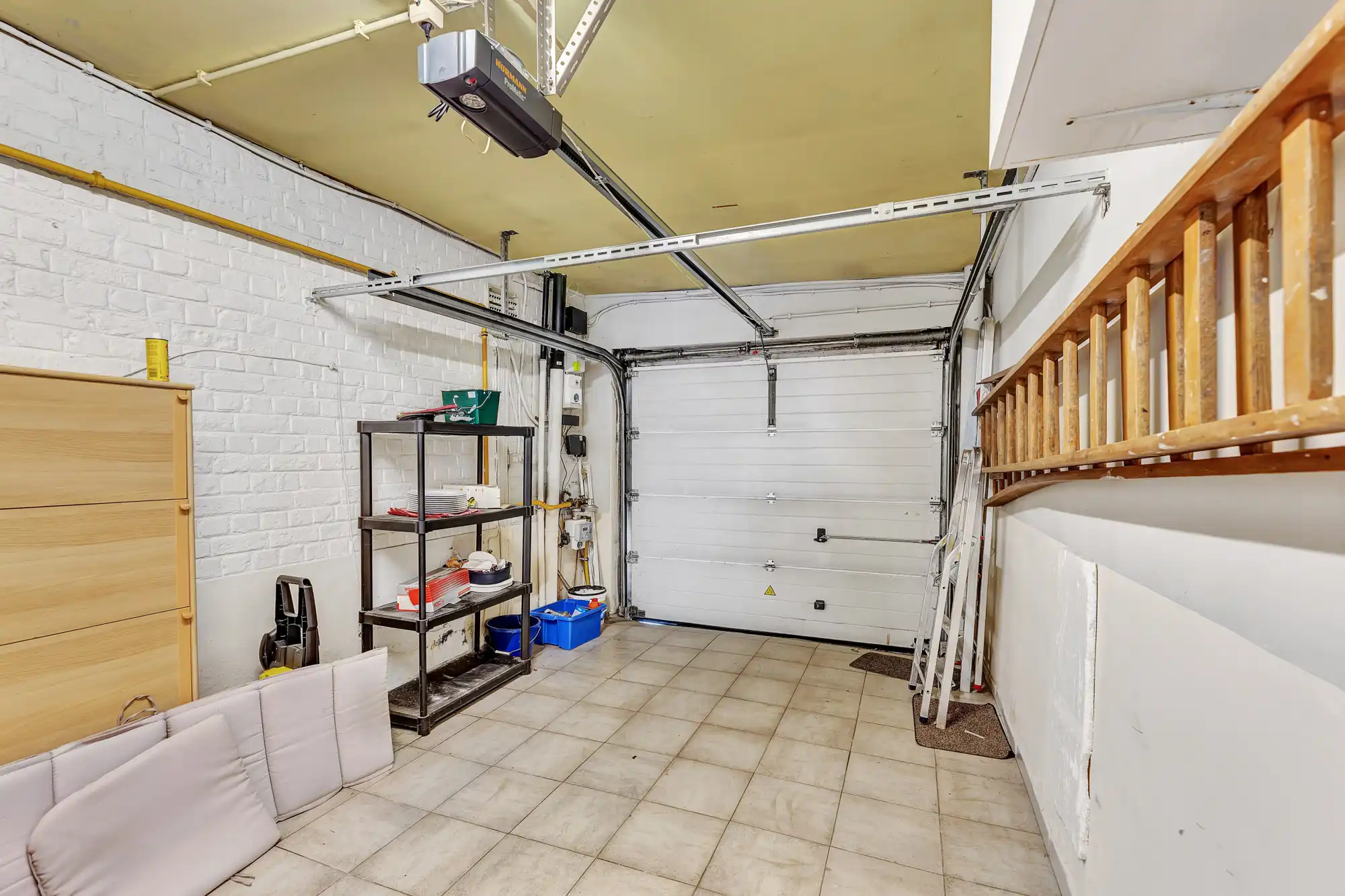 Goed onderhouden woning met garage foto 11