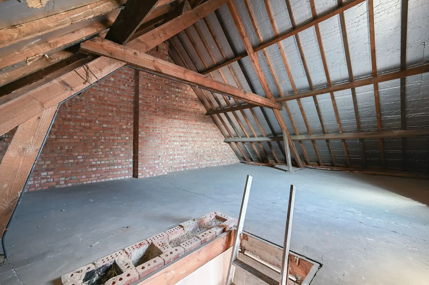 Ruime woning met 3 slaapkamers, vernieuwd dak en vergund schoonheidssalon. foto 24