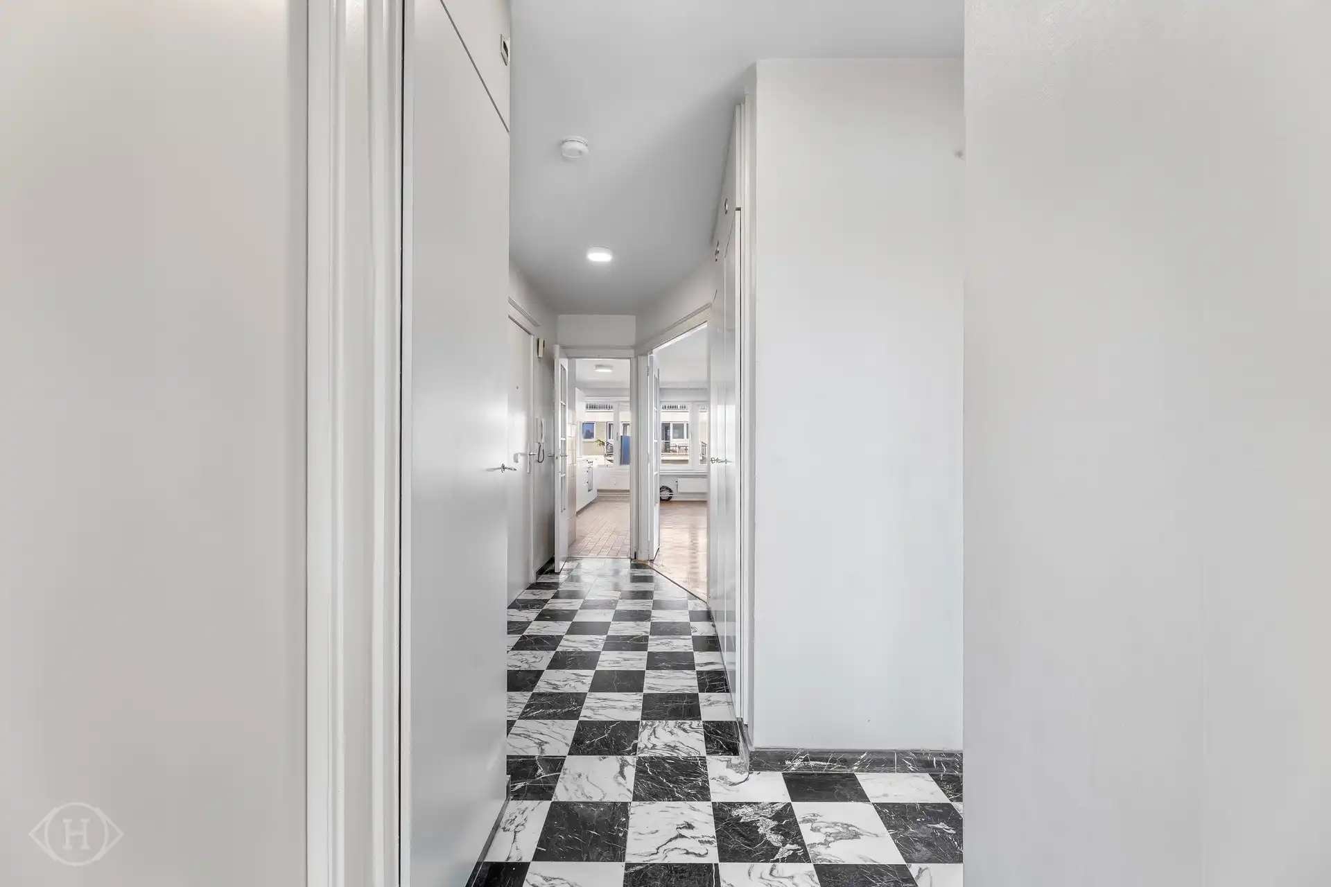 Ruim appartement met terras, parking en prachtig uitzicht foto 6