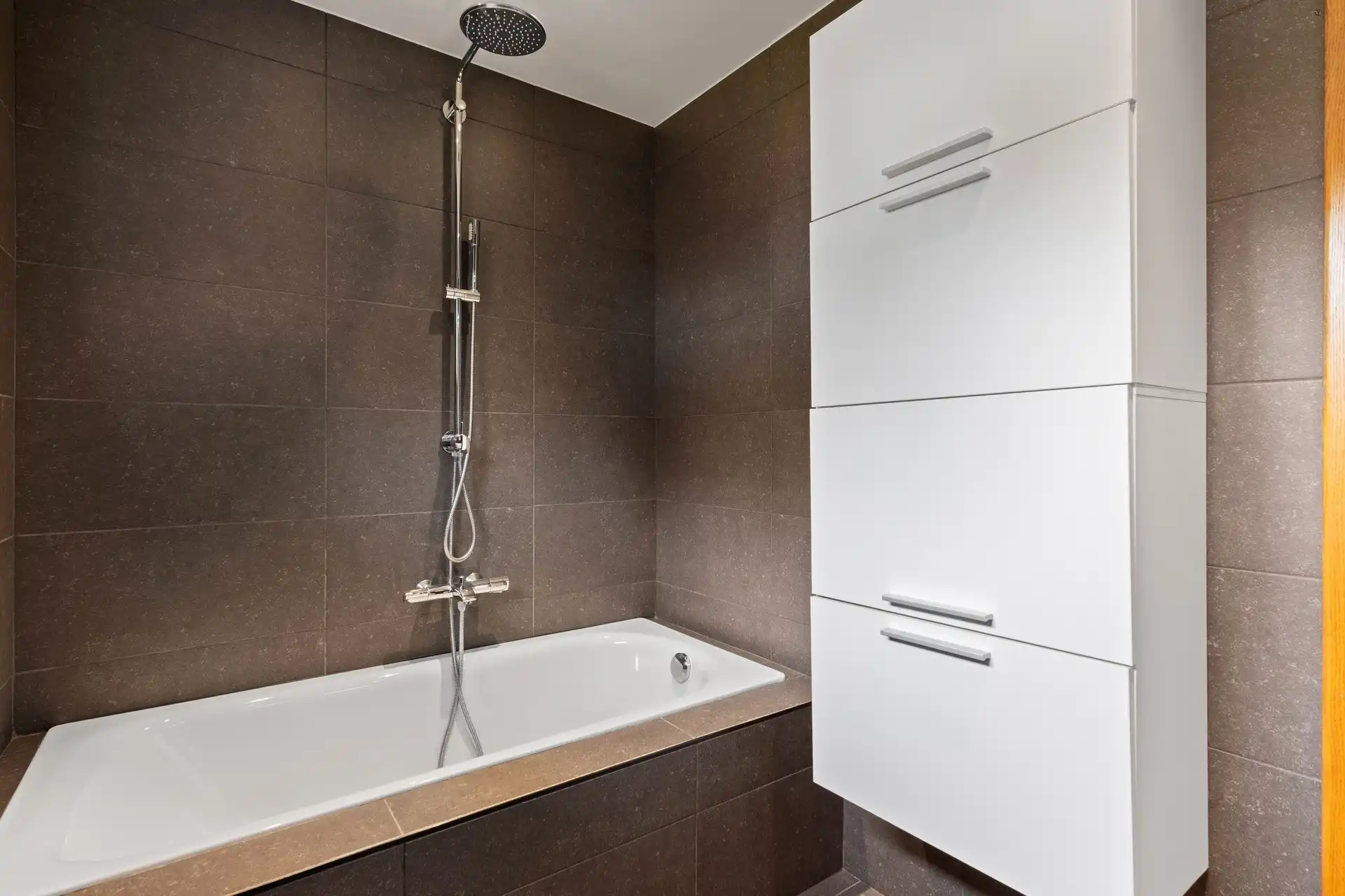 2 Vergunde magazijnen, showroom en woning op een ruim perceel foto 15