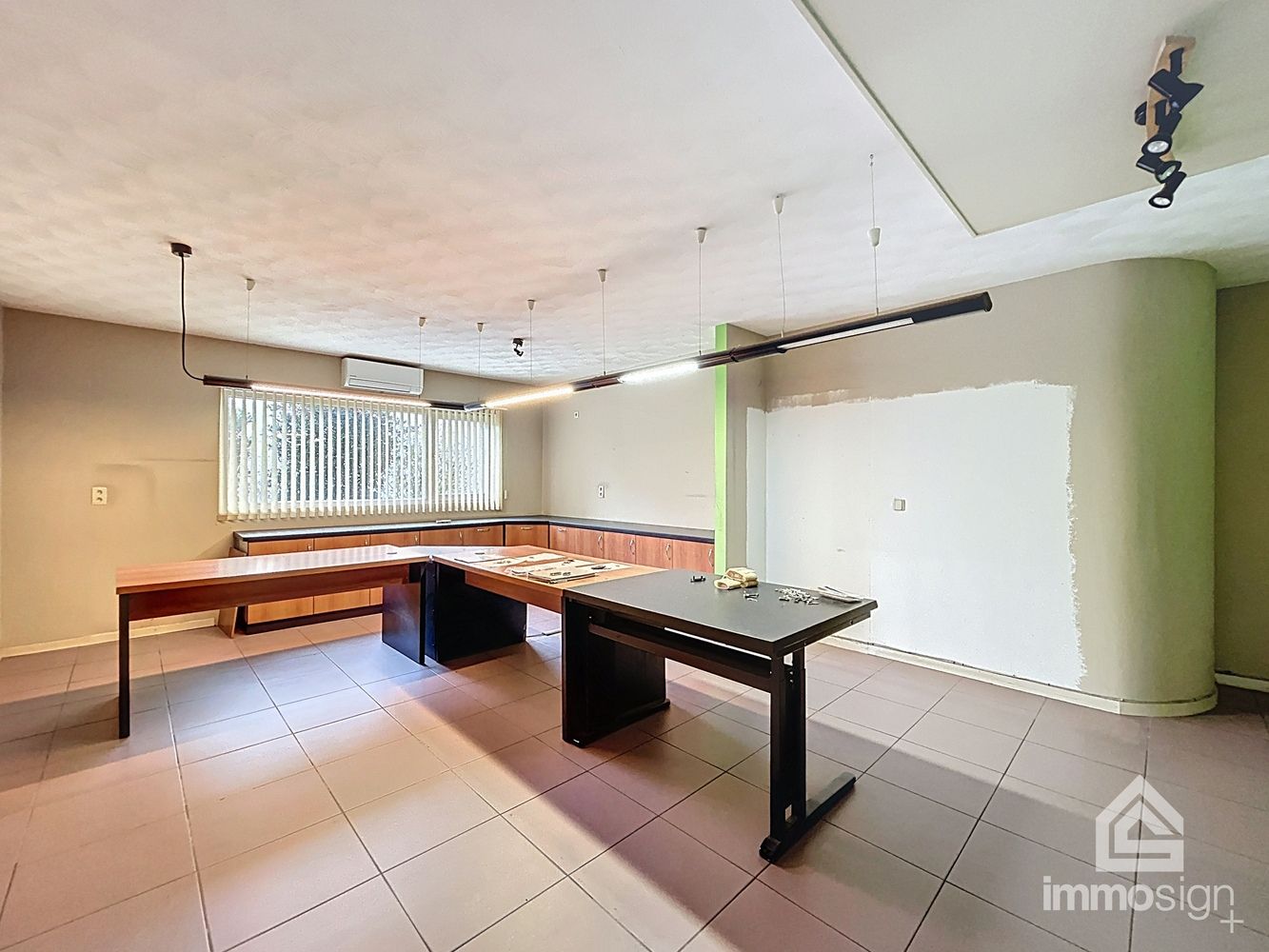 Bedrijfshal, kantoren en twee woonunits. Werken en wonen combineren op één strategische locatie! foto 3