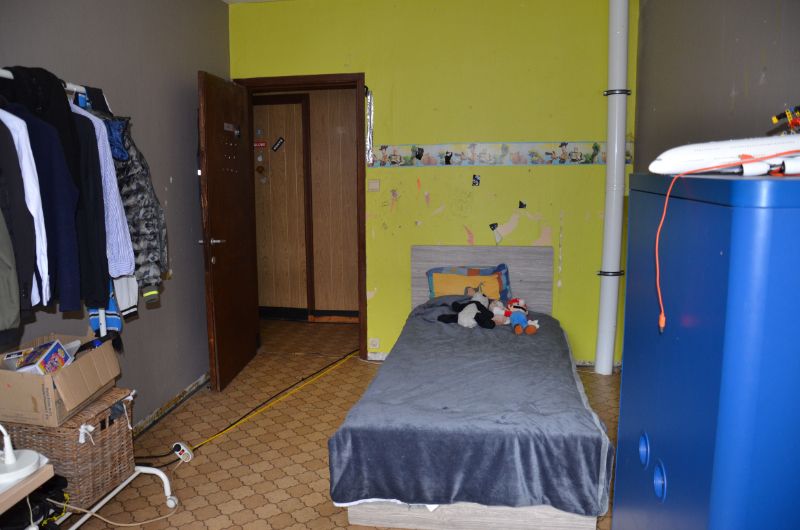 Te koop te Moorslede : Verder af te werken  gezinswoning met 3 slaapkamers, inpandige garage,  zonnige diepe  tuin mét uitweg en dubbele garage, zonnepanelen. foto 16