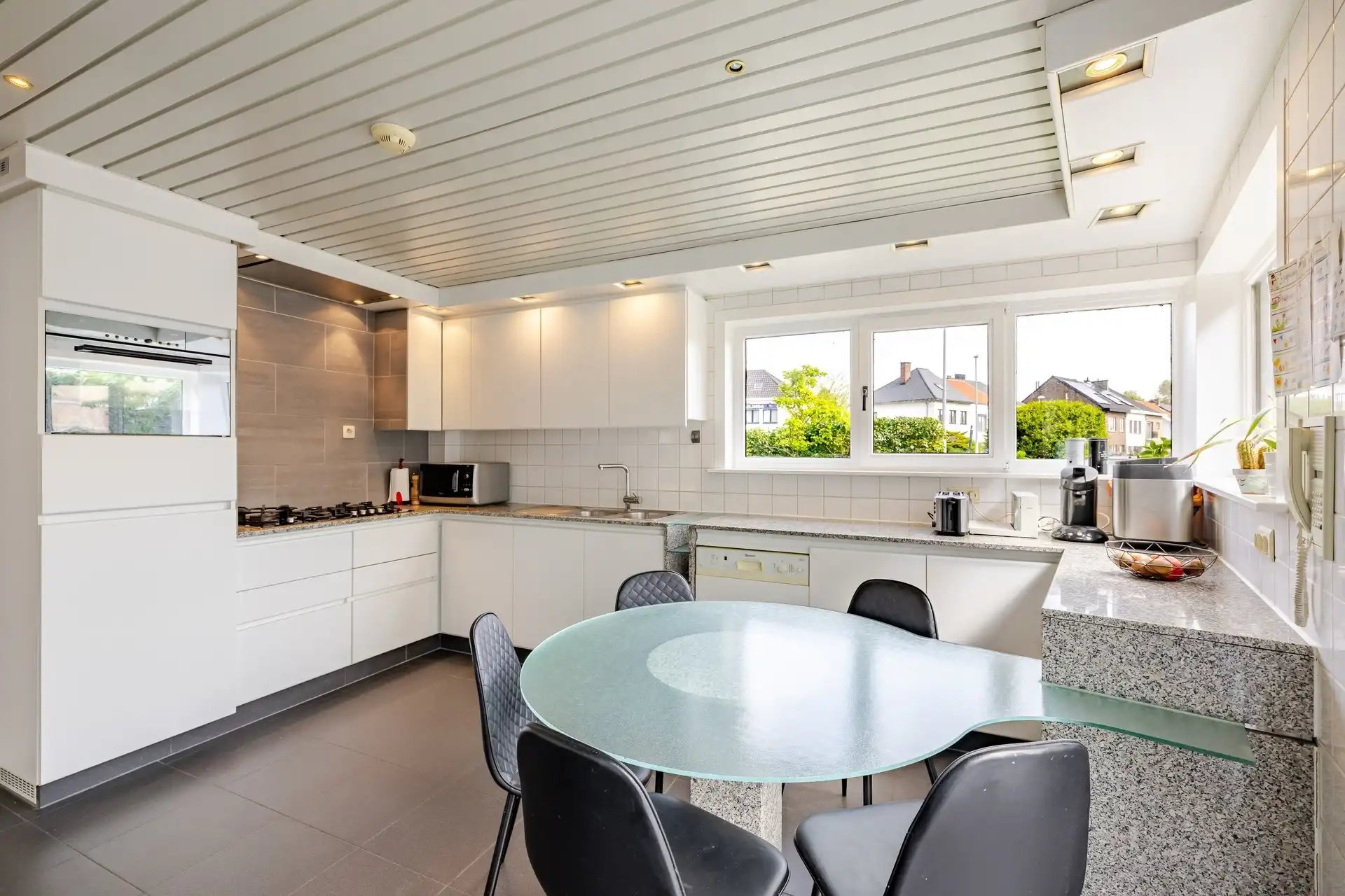 Instapklare en ruime gezinswoning met 5 slaapkamers, zonnige tuin en extra praktijk-/kantoorruimte op topligging te Aalst  foto 13