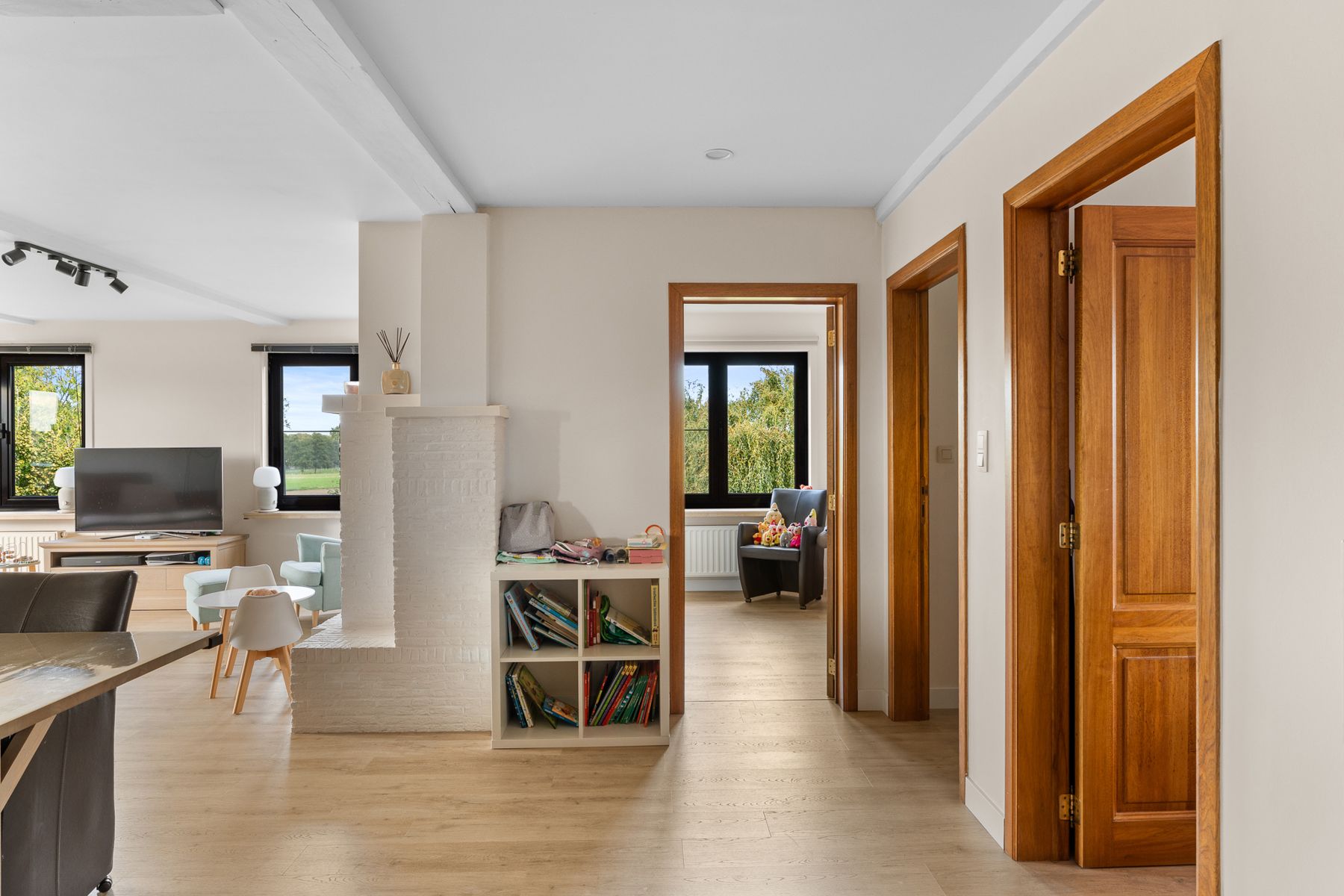 Ruim en lichtrijk appartement met grote garage en atelier foto 7