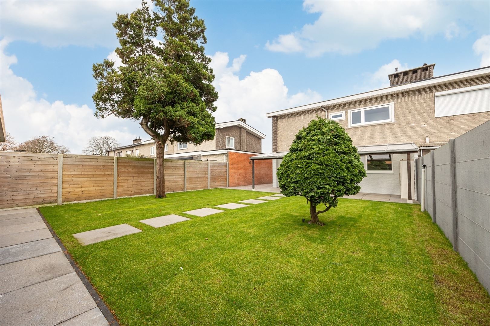 Volledig gerenoveerde woning met prachtige tuin en bijhuis foto 5