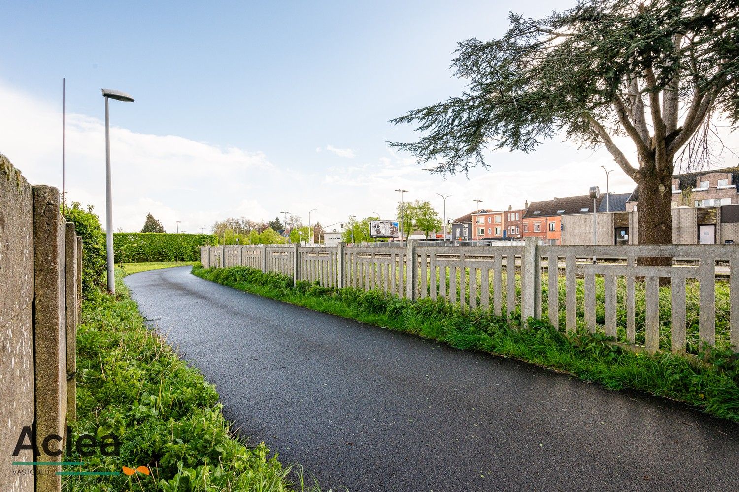 Te renoveren woning met 2/3 slpks en mooie tuin met uitweg foto 17