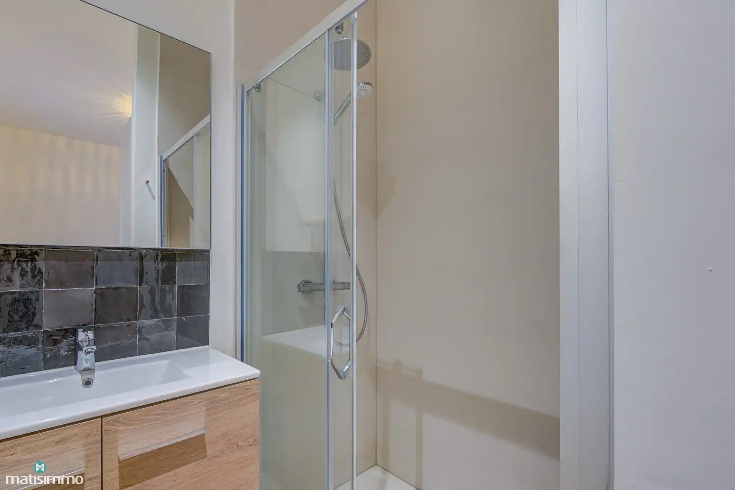 GELIJKSVLOERS APPARTEMENT MET ZUIDGERICHT TERRAS GELEGEN NABIJ HET CENTRUM VAN BILZEN foto 12